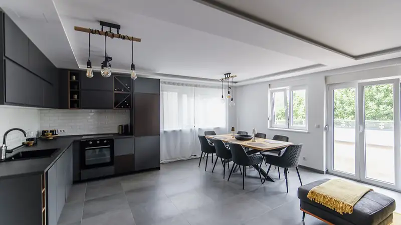 Cuisine ouverte et salle à manger lumineuses d'un appartement