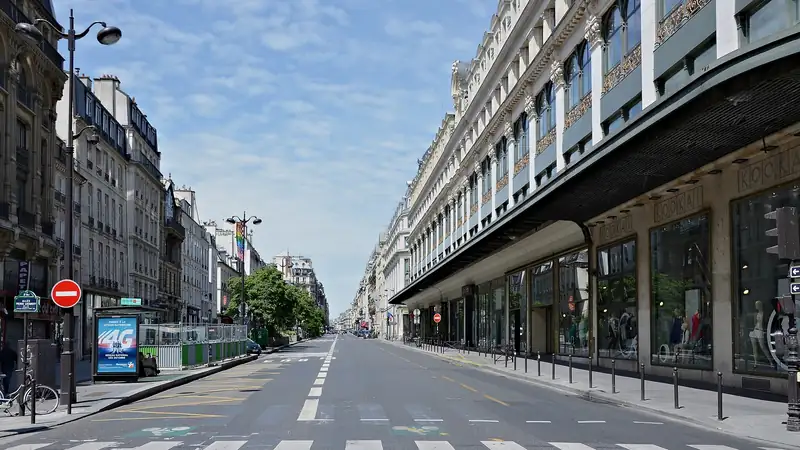 Rue Réaumur à Paris : immeubles haussmanniens et trottoirs le matin
